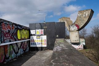 Betonová plastika u Barrandovského mostu se zřítila na silnici a cyklostezku - Seznam Zprávy